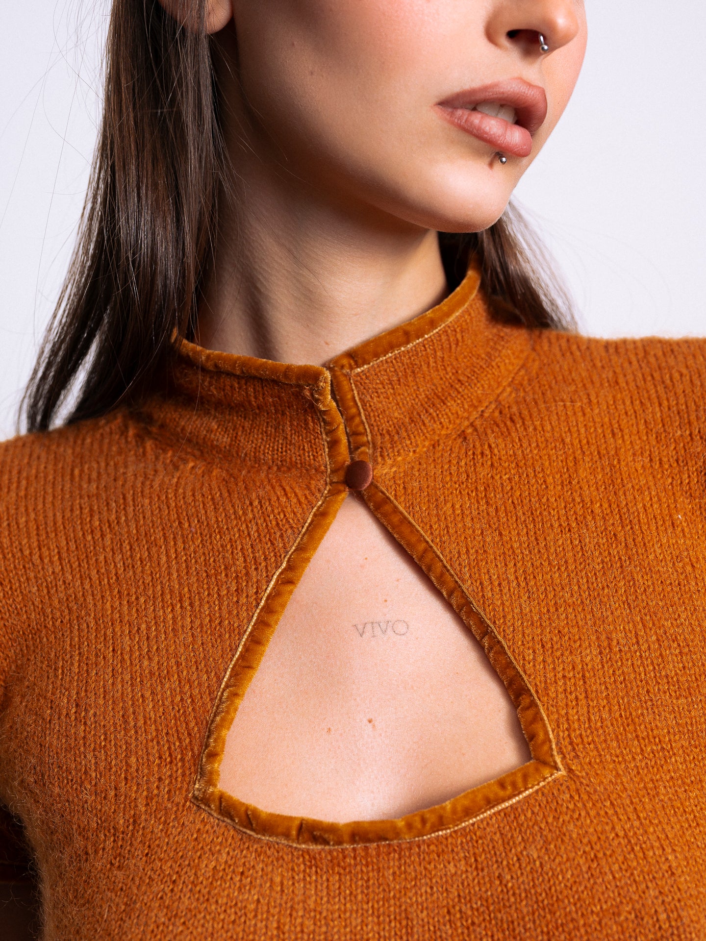 Abito in maglia con apertura frontale cut-out e bordo in velluto — dettaglio