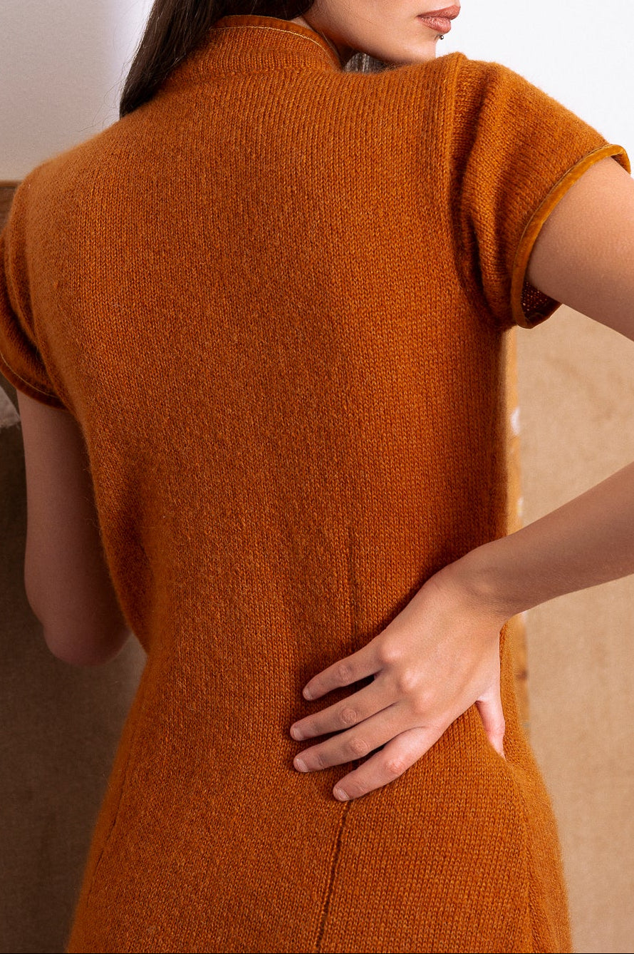 Abito corto in maglia rasata con chiusura posteriore — vista posteriore