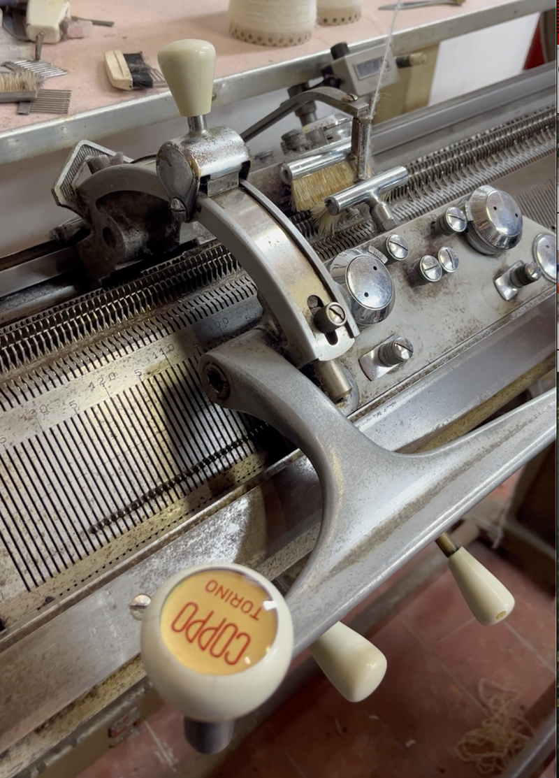Macchina da maglieria utilizzata per la produzione artigianale ANNA TOSTI in Umbria