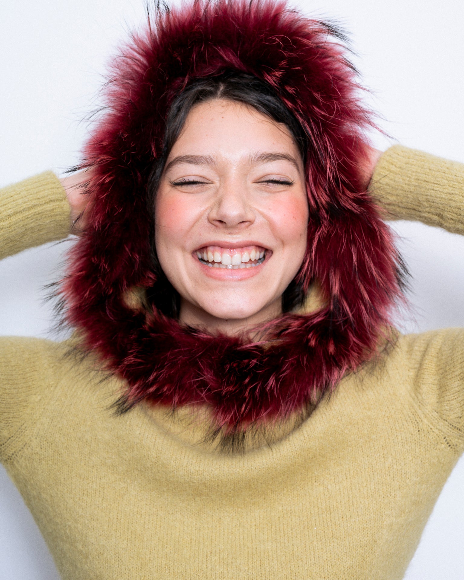 Maglione ANNA TOSTI con cappuccio in pelliccia upcycled color bordeaux — vista frontale