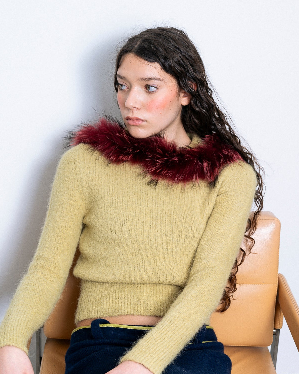 Maglione artigianale con cappuccio in pelliccia abbinato a pantaloni — outfit completo