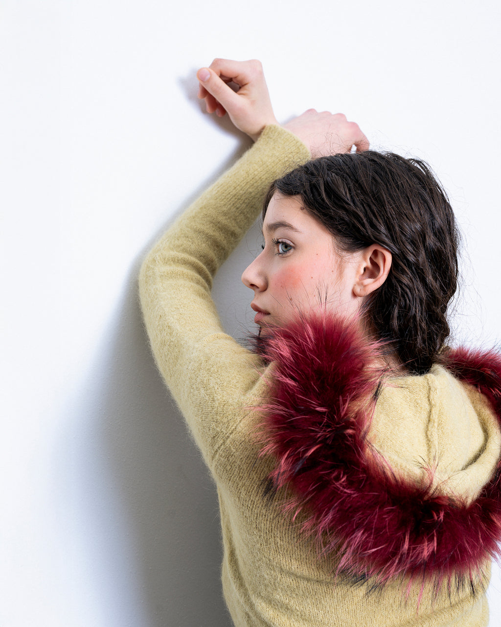 Maglione con cappuccio in pelliccia indossato — vista dinamica su modella
