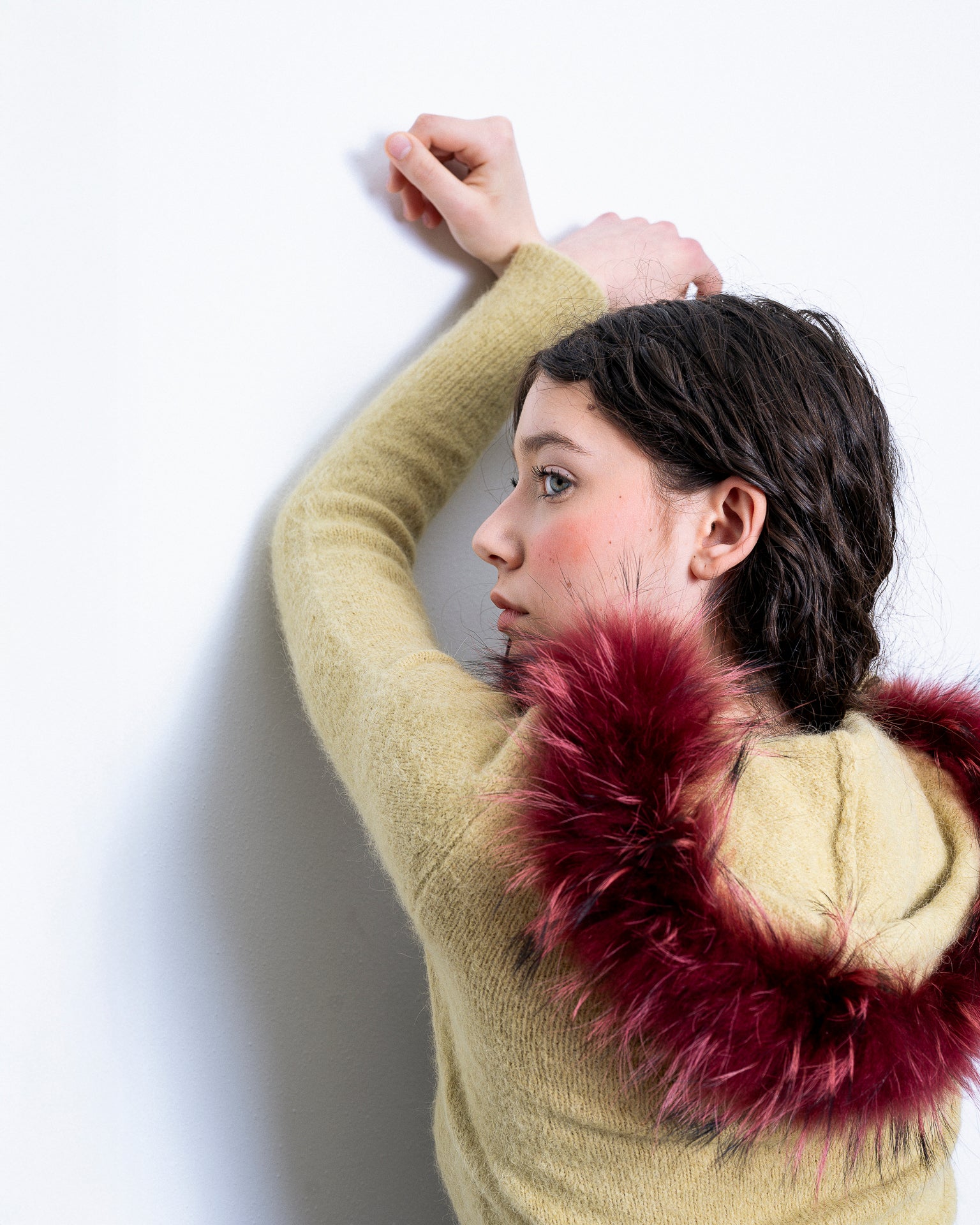 Maglione con cappuccio in pelliccia indossato — vista dinamica su modella