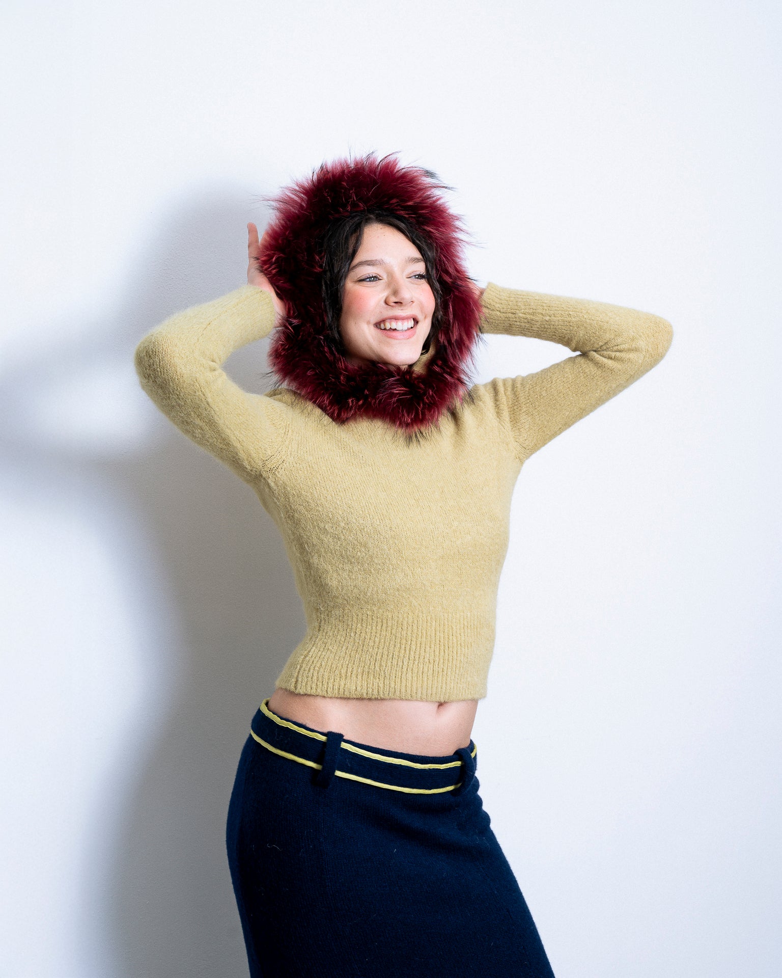 Maglione in maglia con cappuccio in pelliccia — figura intera su modella