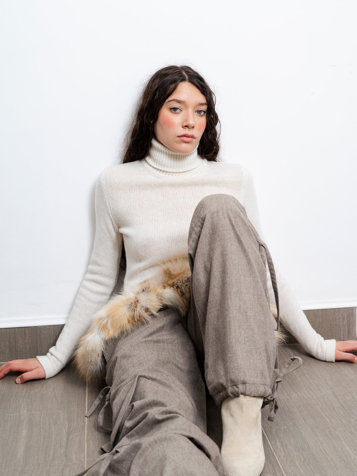Bordo in pelliccia removibile applicato al maglione — dettaglio materiale