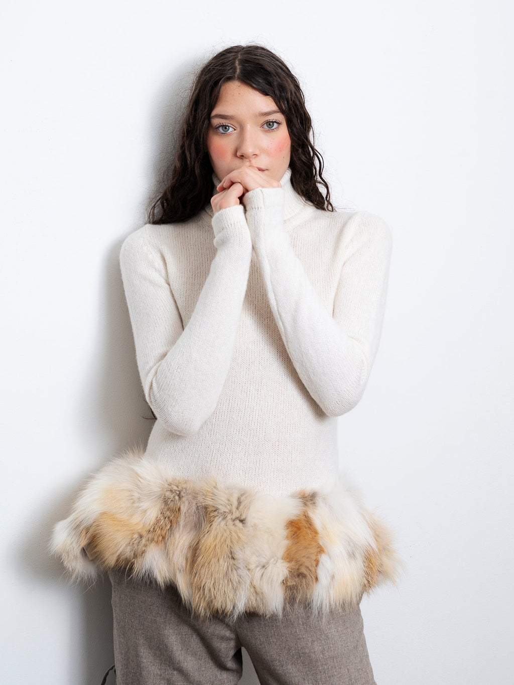 Maglione ANNA TOSTI con bordo in pelliccia removibile — vista frontale su modella