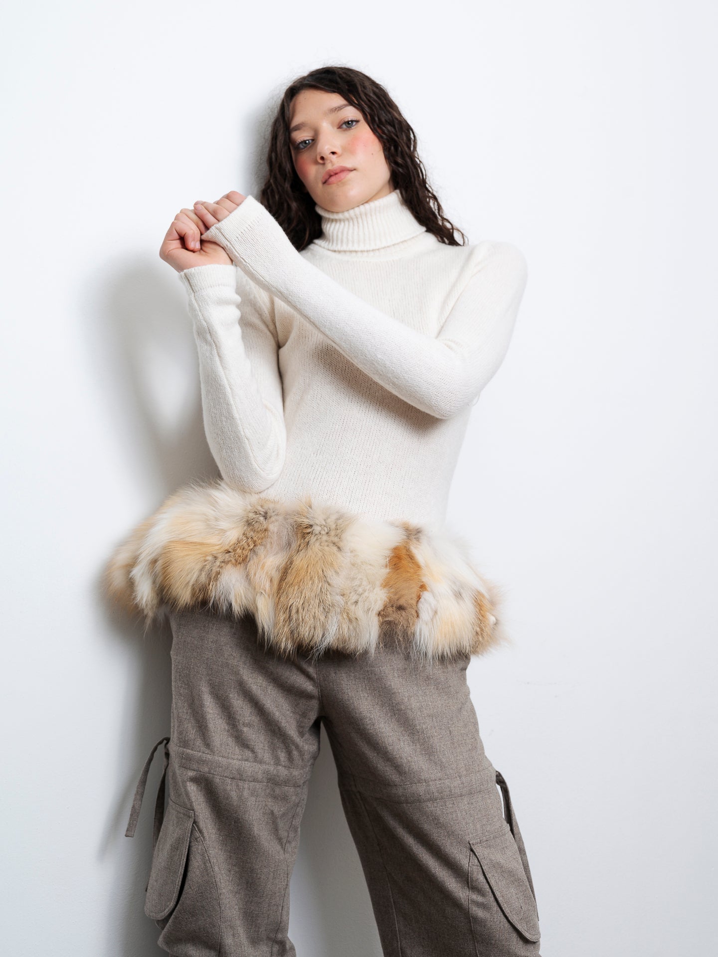 Maglione con pelliccia removibile abbinato a pantaloni — outfit completo