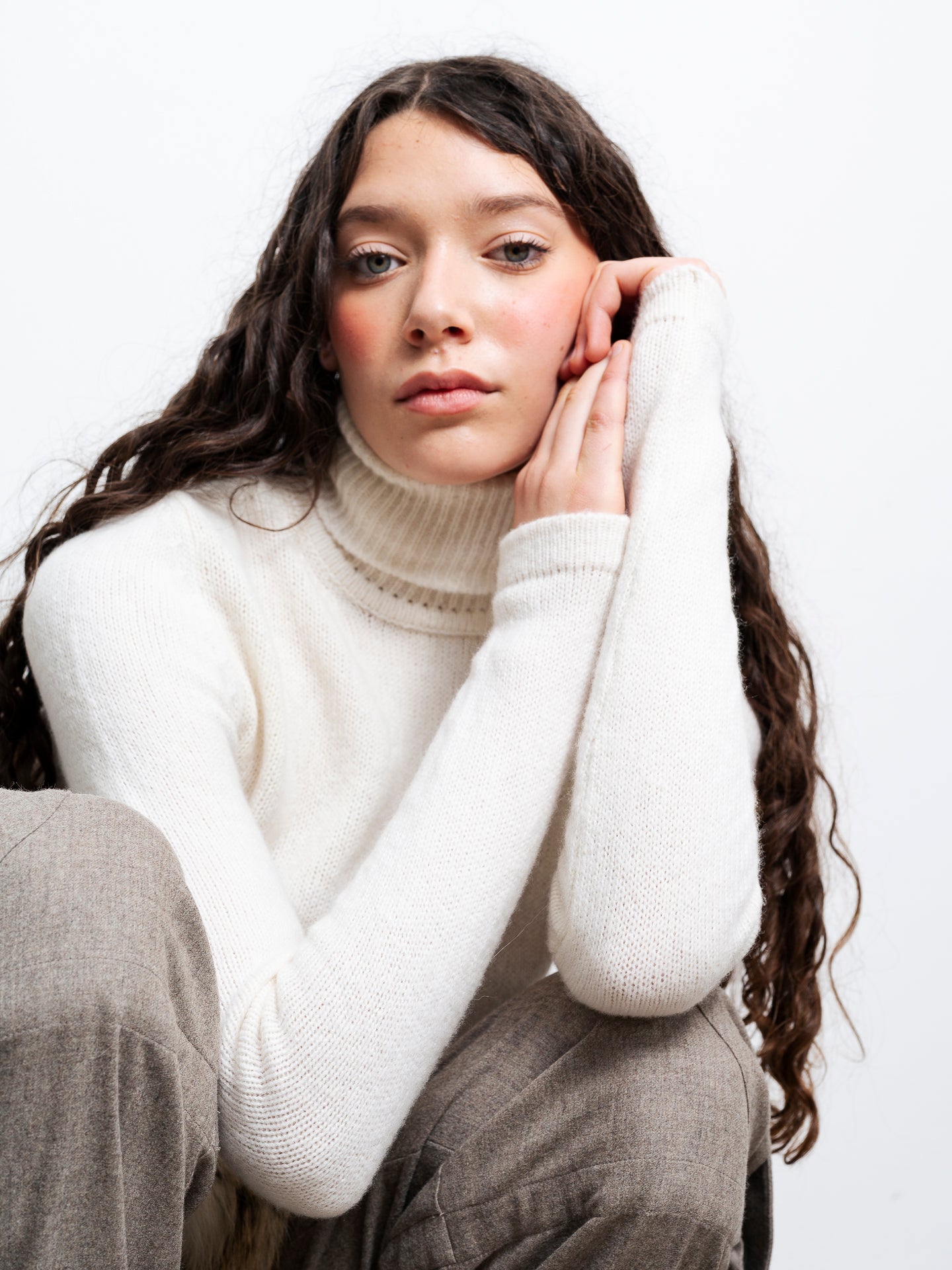 Maglione aderente con collo alto e vestibilità elegante — figura su modella