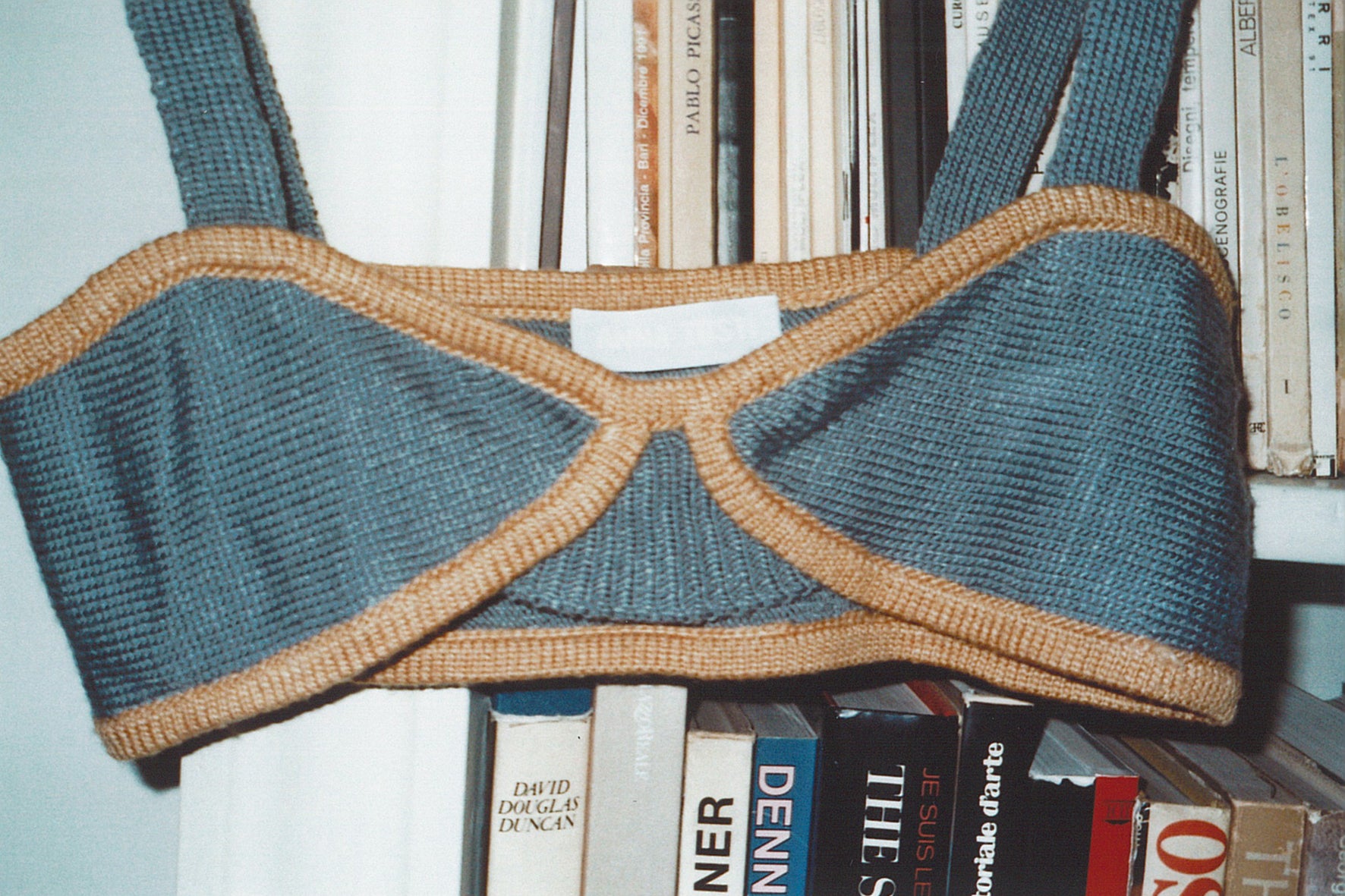 Capo in maglieria artigianale ANNA TOSTI presentato durante il pop-up a Roma nel 2025