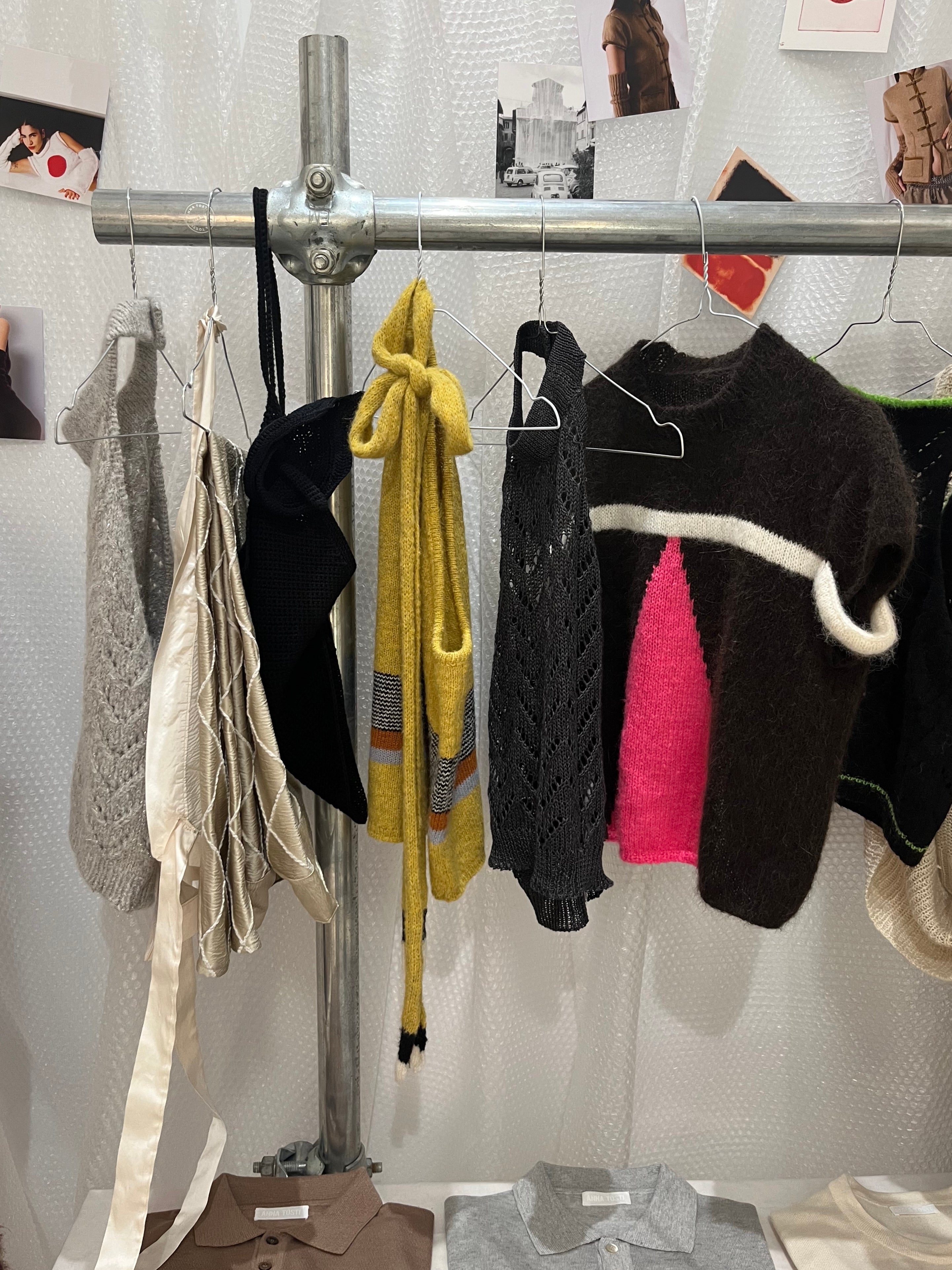 Capi artigianali ANNA TOSTI esposti durante il pop-up store 2025 a Spoleto nel contesto del Festival dei Due Mondi