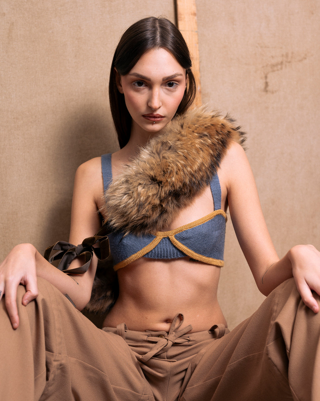 Reggiseno artigianale in maglia indossato con pantalone — outfit completo