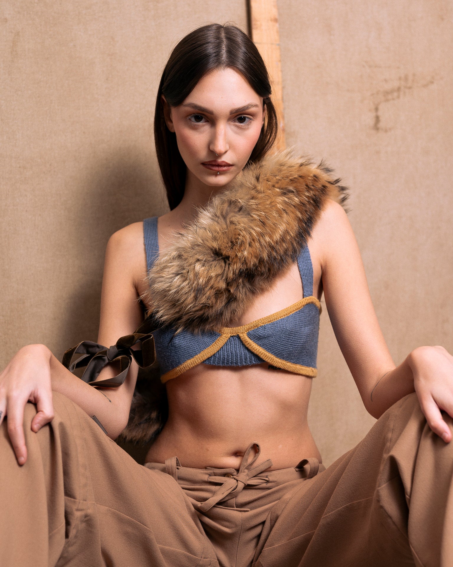 Reggiseno artigianale in maglia indossato con pantalone — outfit completo