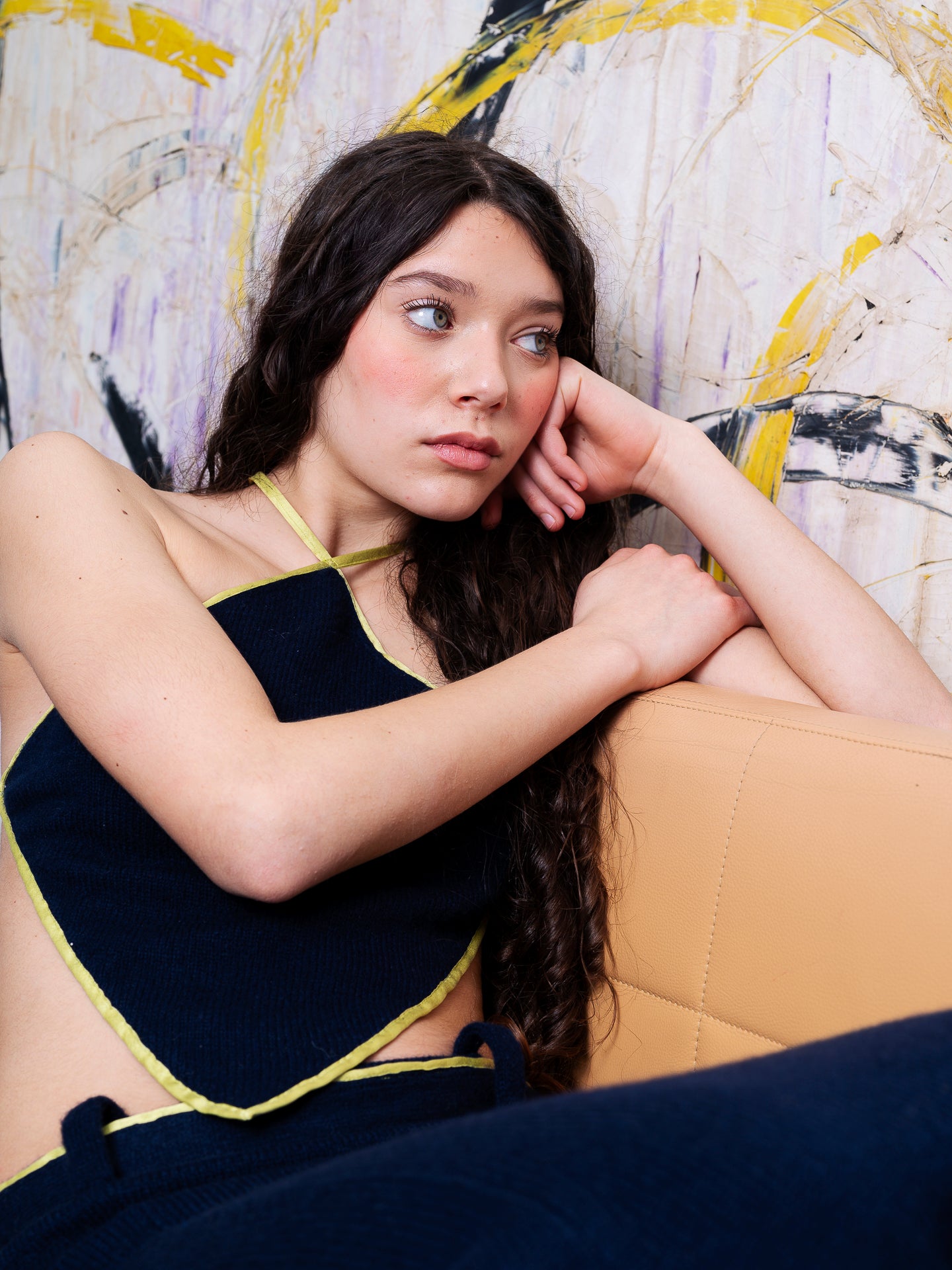 Top nero in maglia rasata con linee diagonali - dettaglio vestibilità