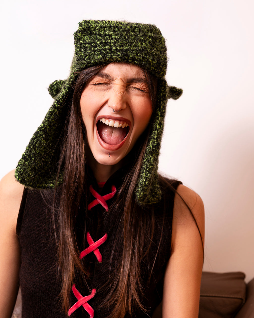 modella con acid cap, cappello aviator in maglieria artigianale verde e nero anna tosti