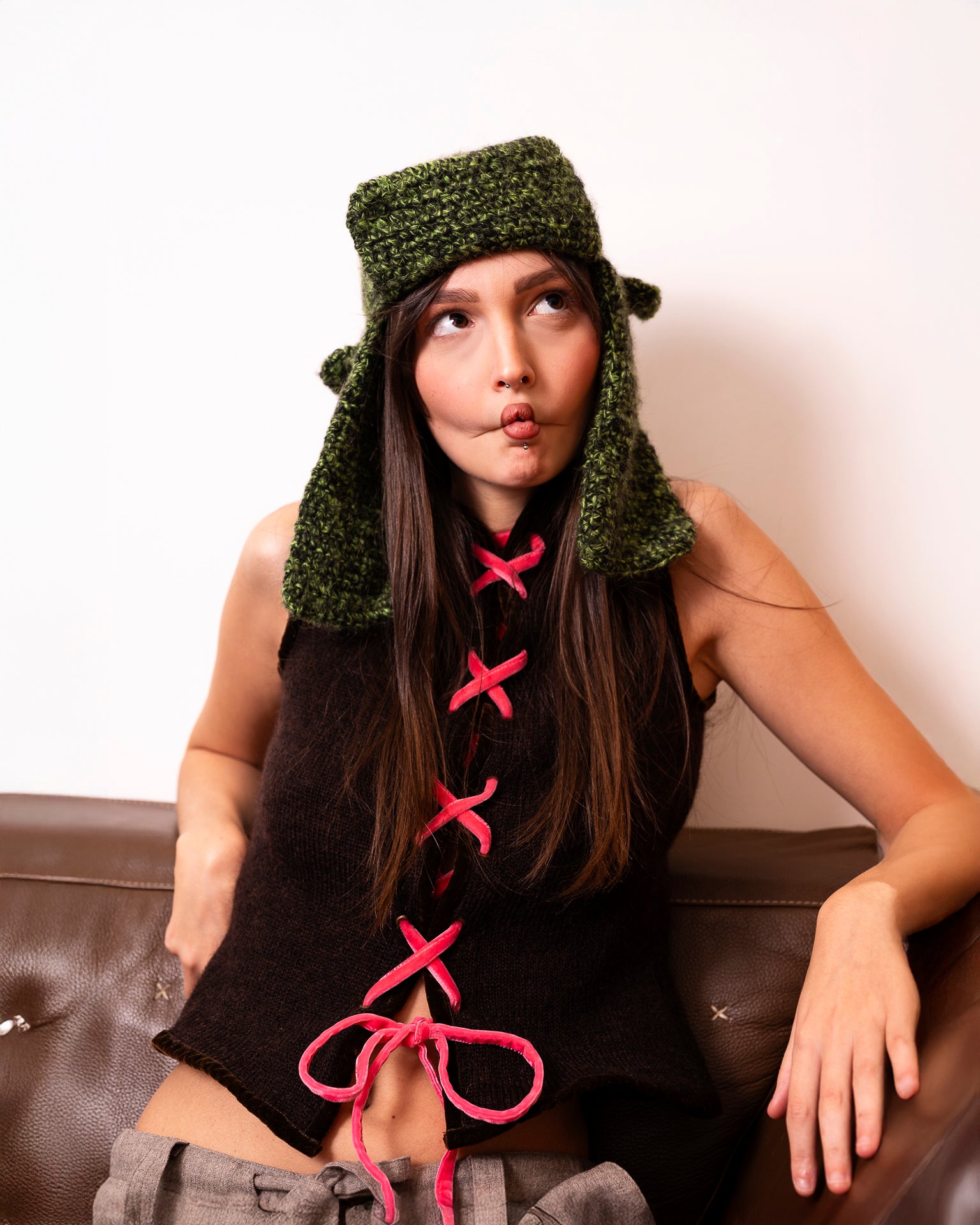 modella con candy top in maglieria artigianale marrone anna tosti