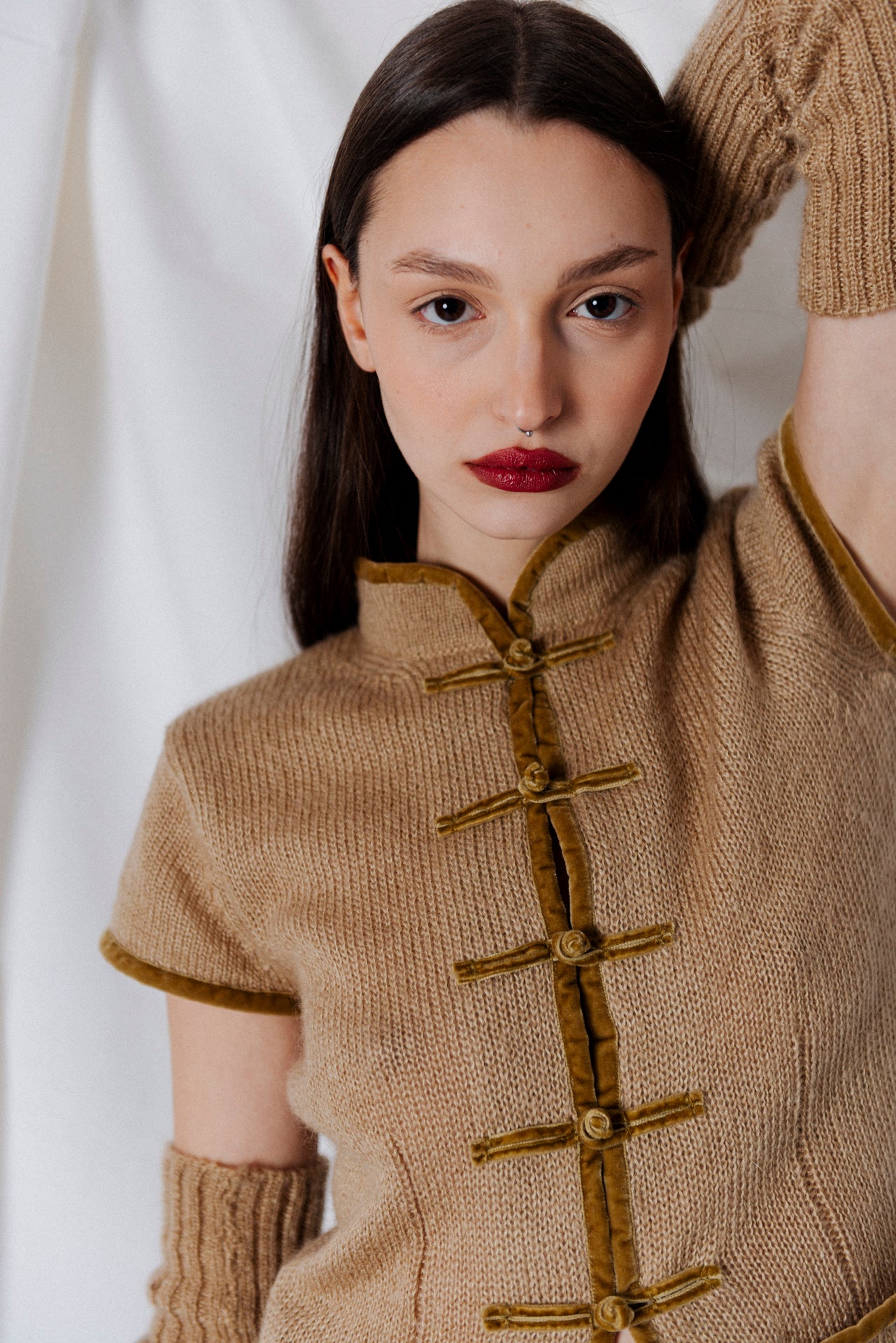 dettaglio cardigan in maglia con colletto mandarino anna tosti