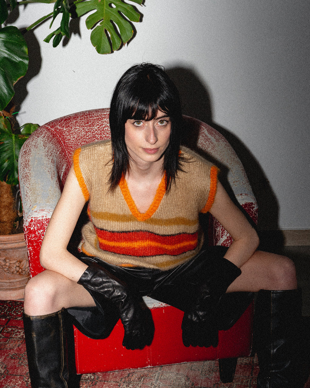 modella con gilet in maglieria artigianale a righe anna tosti