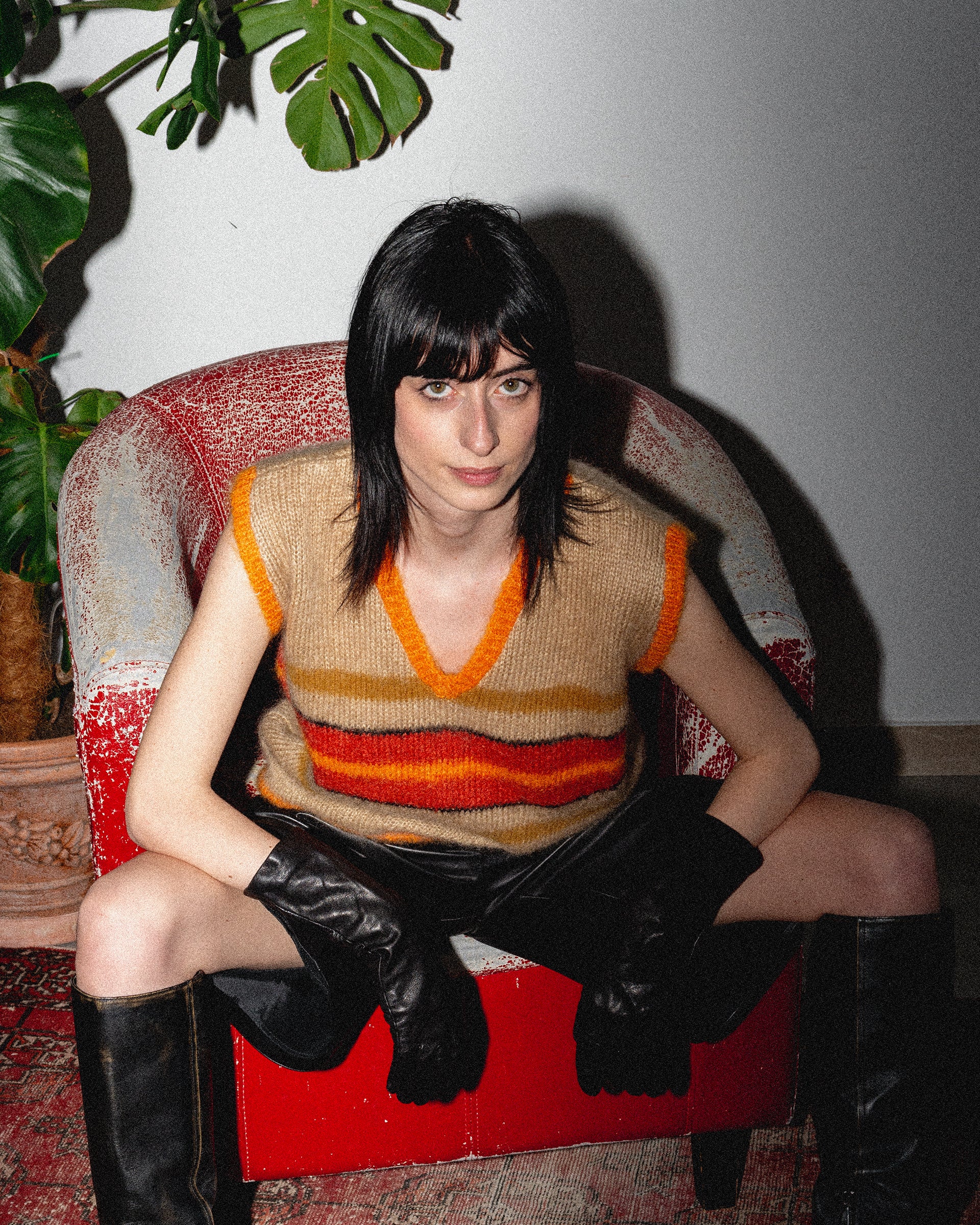 modella con gilet in maglieria artigianale a righe anna tosti