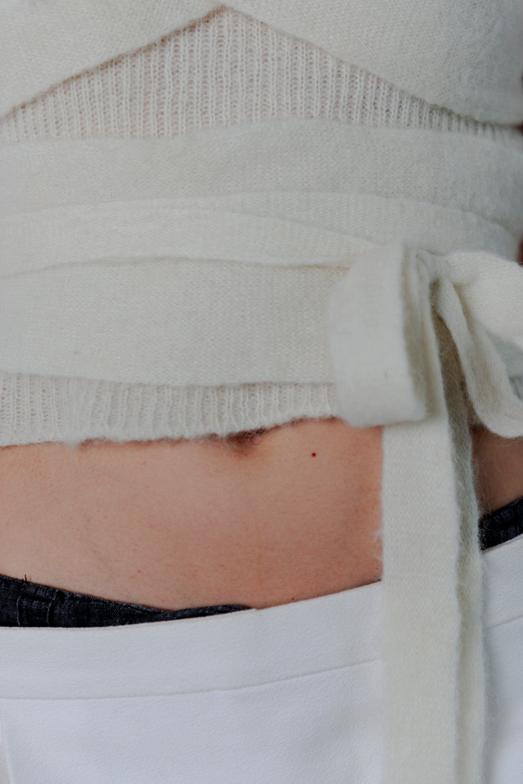 dettaglio maglia con cappuccio anna tosti