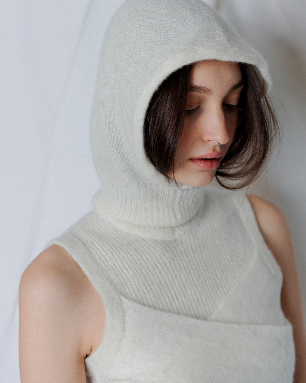 modella con top in maglia con cappuccio anna tosti