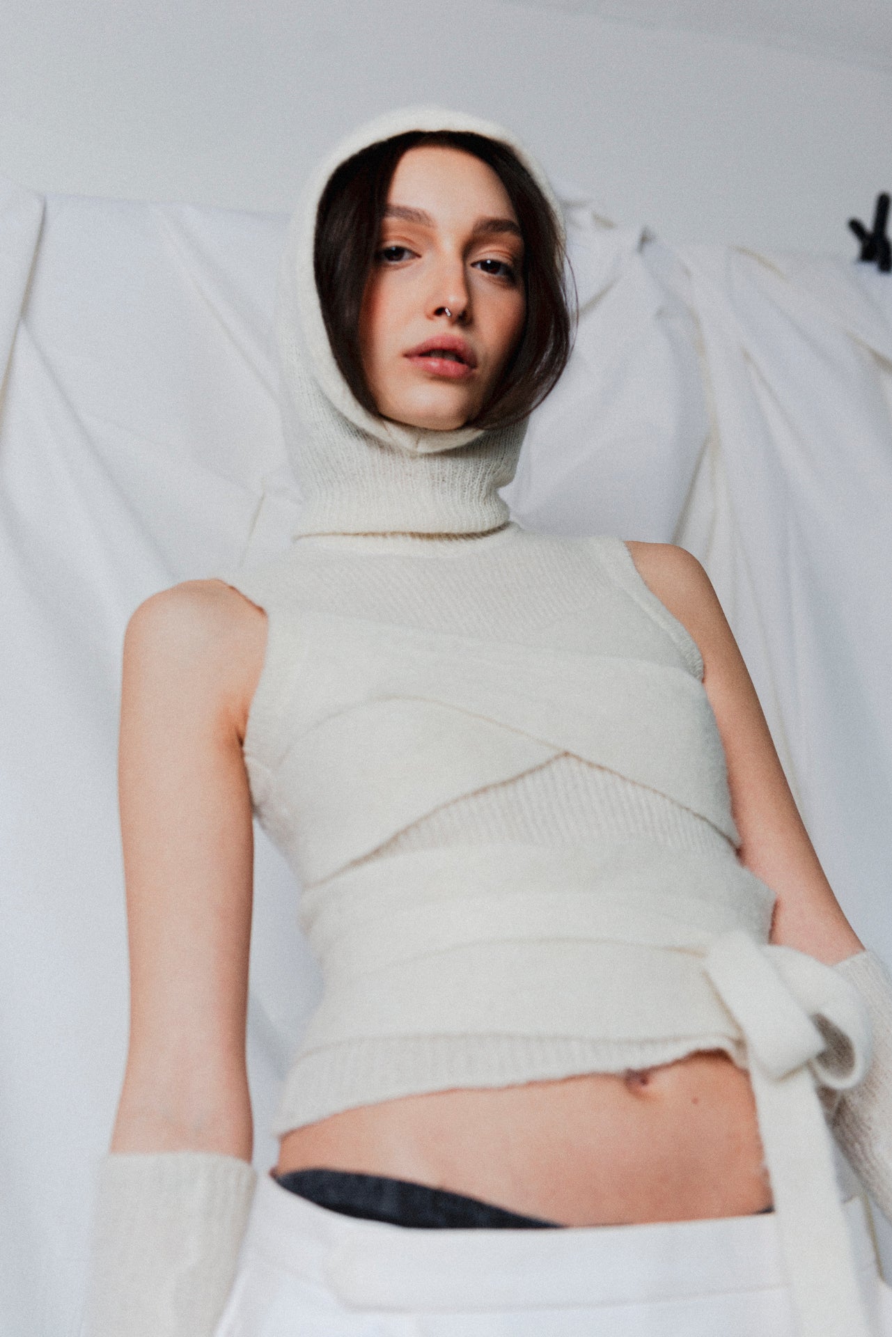 modella con top in maglia con cappuccio anna tosti