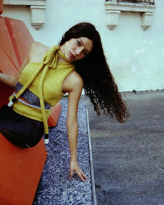 dettaglio top monospalla maglieria artigianale anna tosti