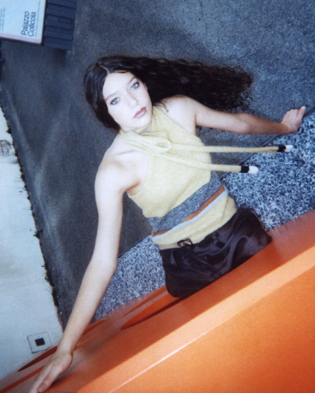 modella con top monospalla in maglieria artigianale a righe giallo anna tosti