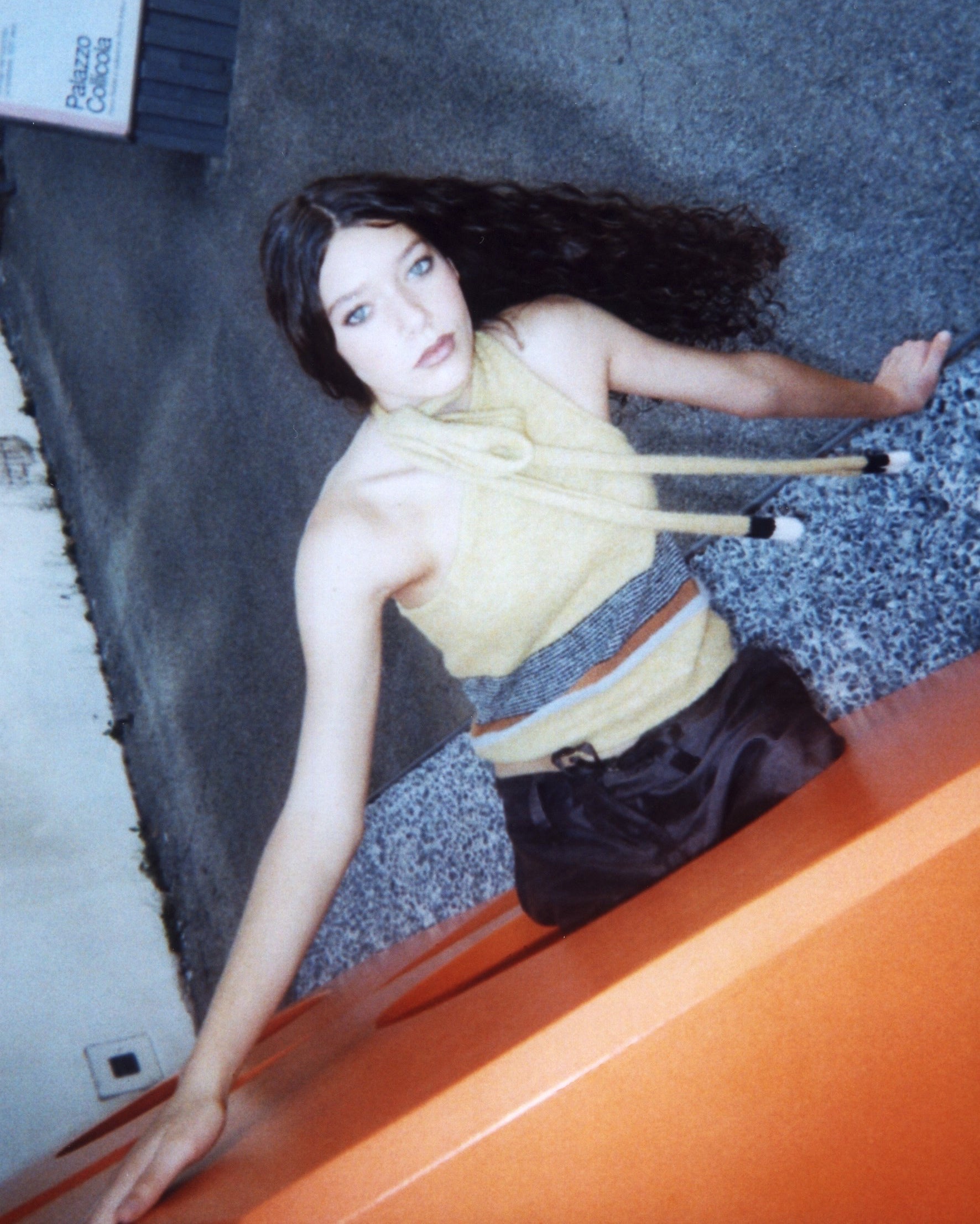 modella con top monospalla in maglieria artigianale a righe giallo anna tosti